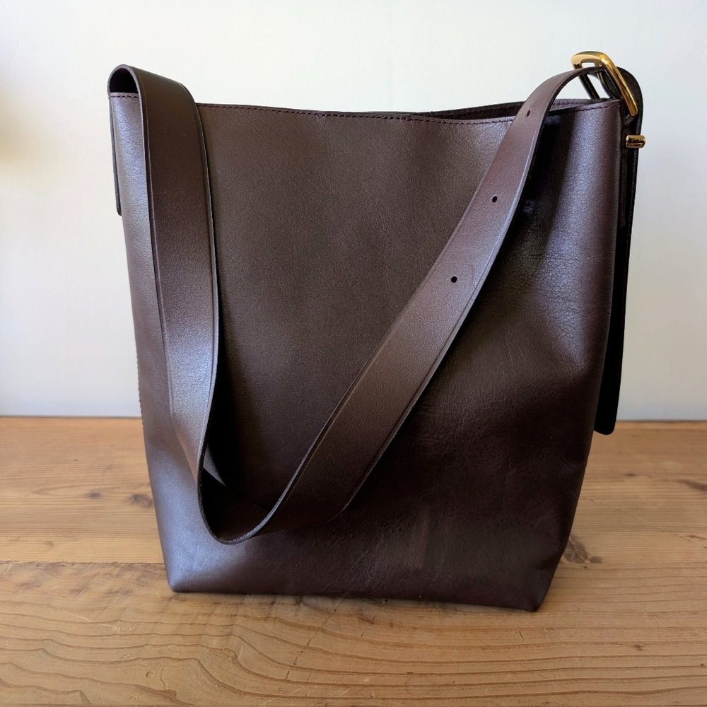 The Essential Bucket Tote Chocolate Raisin Medium